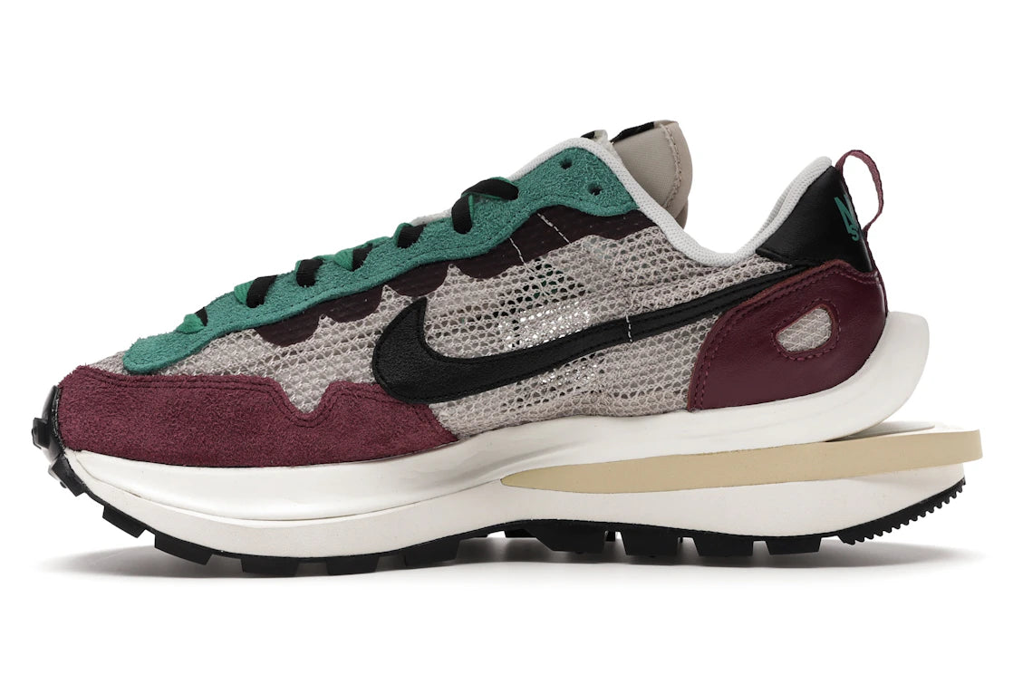 SP12514 Nike Vaporwaffle sacai Villain Red Neptune Green