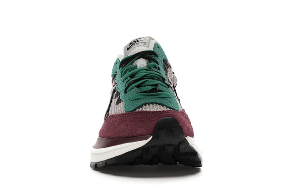 Nike Vaporwaffle sacai Villain Red Neptune Green
