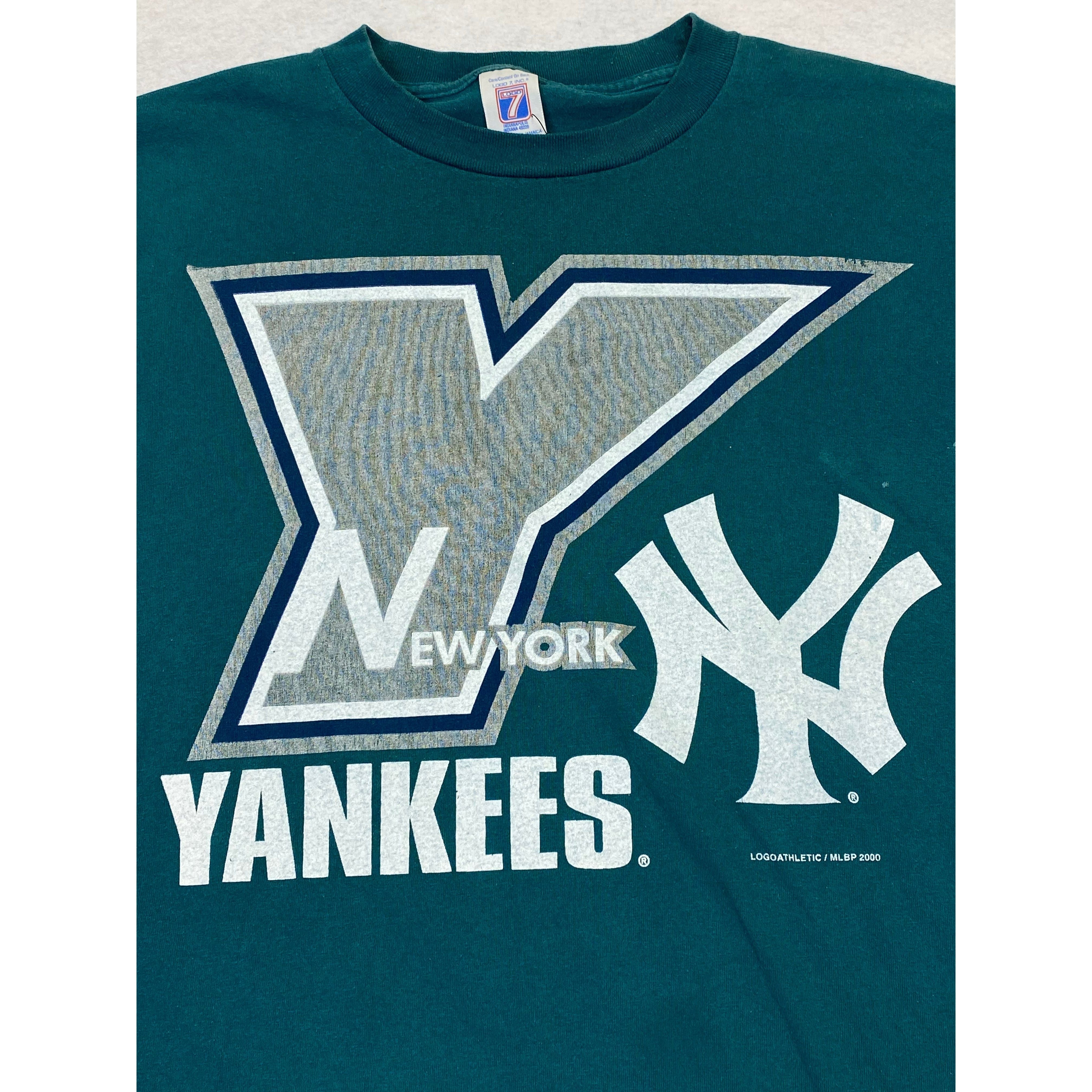 275703 (2000) New York Yankees Logo 7 Rare Color Green MLB T-Shirt