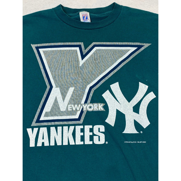 (2000) New York Yankees Logo 7 Rare Color Green MLB T-Shirt